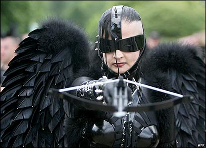 Goth avec une arbalete en Ange Noir